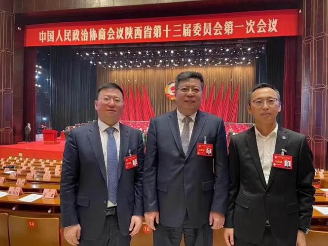 美女直播
和美国德克萨斯大学阿灵顿分校合作举办高级管理人员工商管理硕士（EMBA）学位教育项目5位同学当选政协陕西省第十三届委员会委员